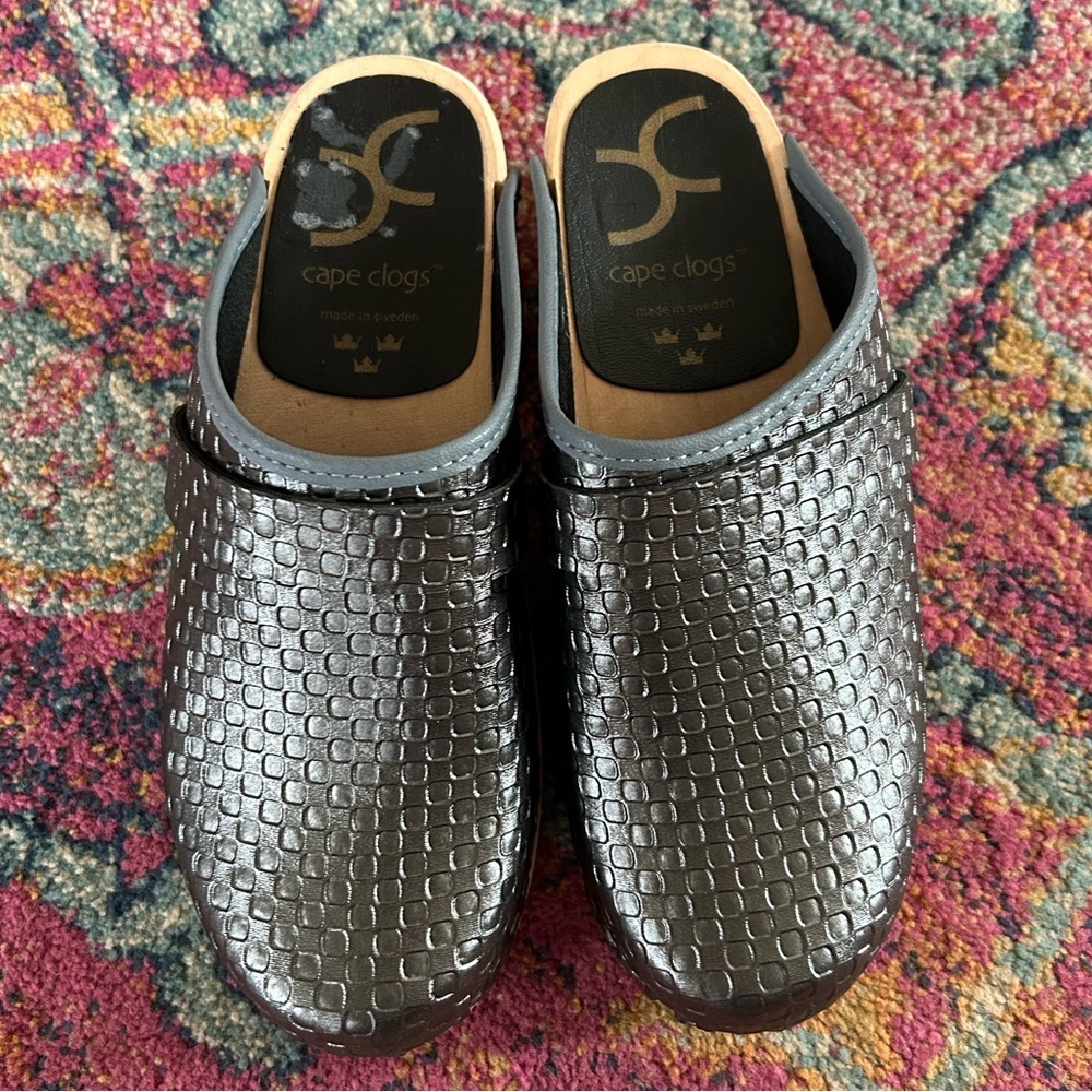 Cape Clogs | Women’s Dark Silver Metallic Textured Sip On Wooden Heel Clogs Sz 7 - Picture 2 of 13